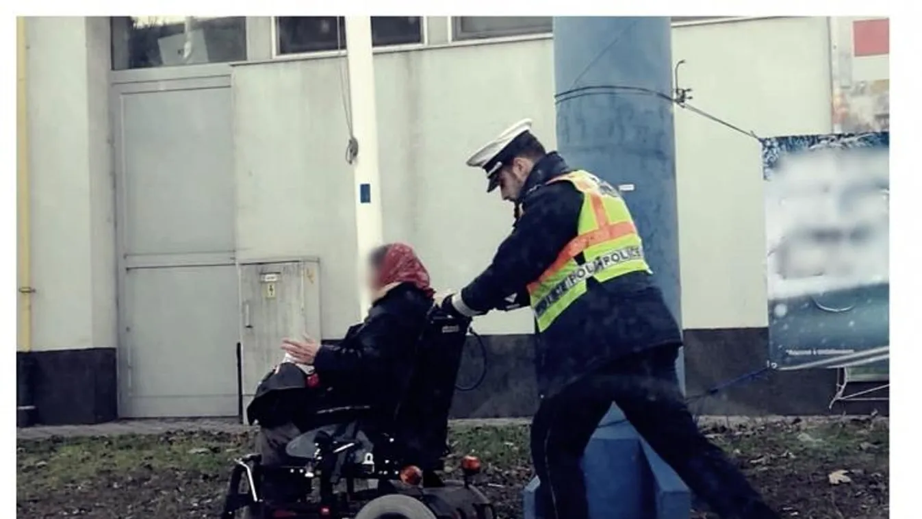 rendőr tolja a mozgássérült nőt 