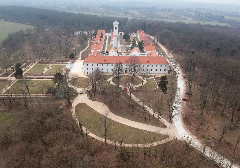 oroszlány-majkpusztai kamalduli remeteség Nemzeti Kastélyprogram és Nemzeti Várprogram  állami támogatás épületfotó FOTÓ FOTÓTECHNIKA FOTÓTÉMA kamalduli remeteség légi felvétel 