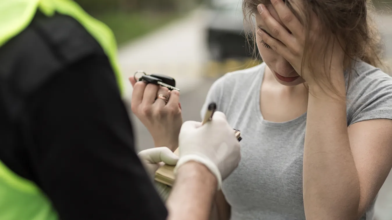 részeg rendőr Jogosítvány nélkül, részegen hajtott árokba a fiatal lány: a barátnője is ittas volt 