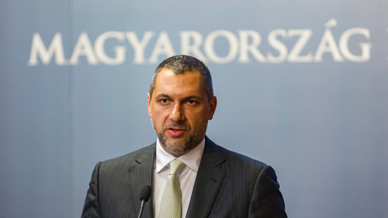 Lázár János Budapest, 2015. július 21.
Lázár János, a Miniszterelnökséget vezető miniszter a kormányülés szünetében tartott sajtótájékoztatóján az Országházban 2015. július 21-én.
MTI Fotó: Szigetváry Zsolt 