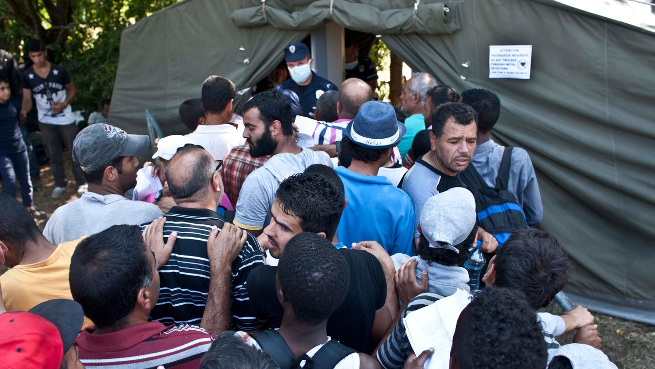 Szerbia , Presevo, menekültek tömege várja hogy a szerb hatóságok regisztrálják őket.
Fotó:Dudás Szabolcs
2015.07.08. 