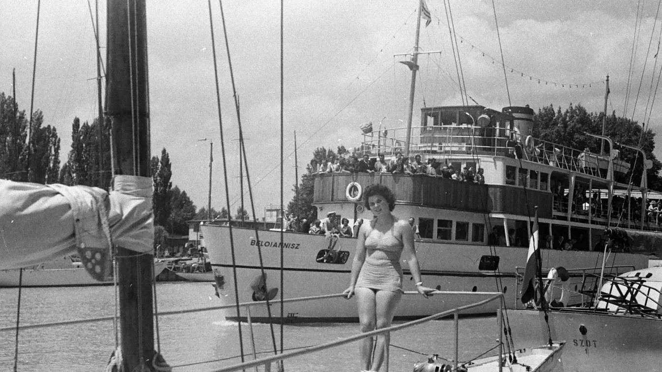 Balaton,
Siófok
kikötő, Beloiannisz személyhajó
ÉV
1959 diszkóhajó 