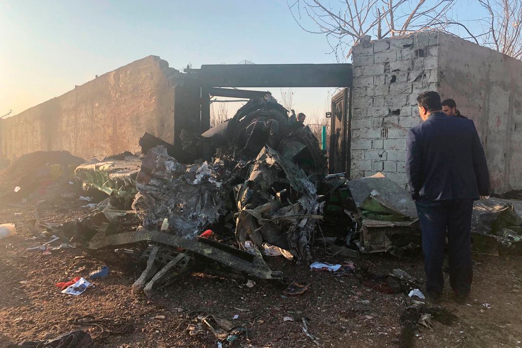 Teherán, 2020. január 8.
Hivatalos személyek vizsgálódnak egy Boeing 737-es típusú ukrán utasszállító repülőgép roncsánál Teherán közelében 2020. január 8-án, miután a légi jármű hajnalban műszaki hiba miatt lezuhant 167 utassal és 9 fős személyzettel a fedélzetén kevéssel a teheráni Khomeini Imám repülőtérről történt felszállás után. A szerencsétlenséget senki sem élte túl.
MTI/AP/Mohamed Nasziri 