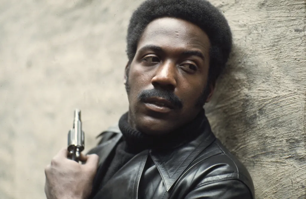 Shaft Cinema movie film still movie still publicity still production still blaxploitation action 1970s seventies pistol Horizontal FILM MAN PRIVATE DETECTIVE WEAPON PORTRAIT 