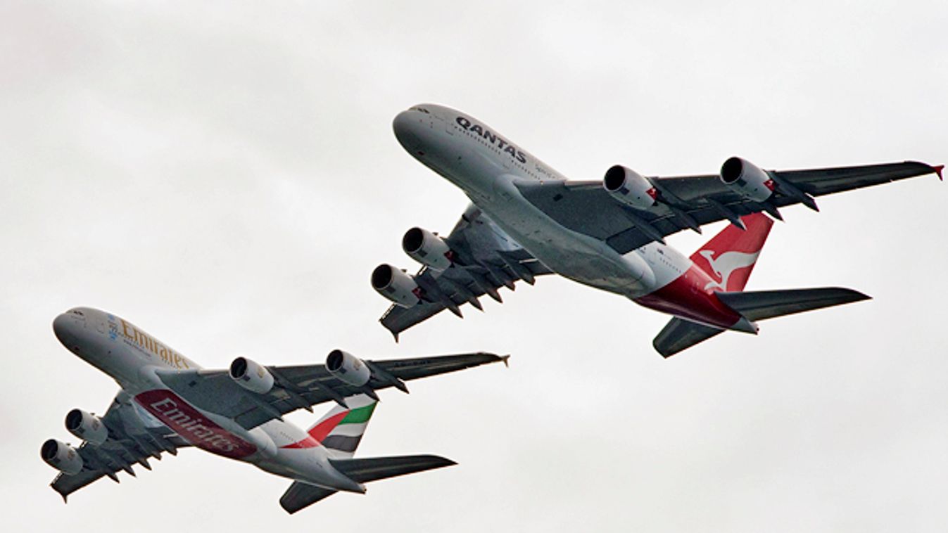 Qantas és Emirates Airbus együtt repült Sydney felett