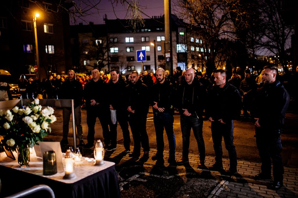 Rendőr, megemlékezés, rendőrgyilkos áldozata, 2023. 01. 13., Baumann Péter, főtörzsőrmester, meggyilkolt rendőr, 2023. január 12-én éjszaka intézkedés közben késsel sebezte halálra egy őrjöngő férfi, Budapest, Bocskai út 90, 1113 