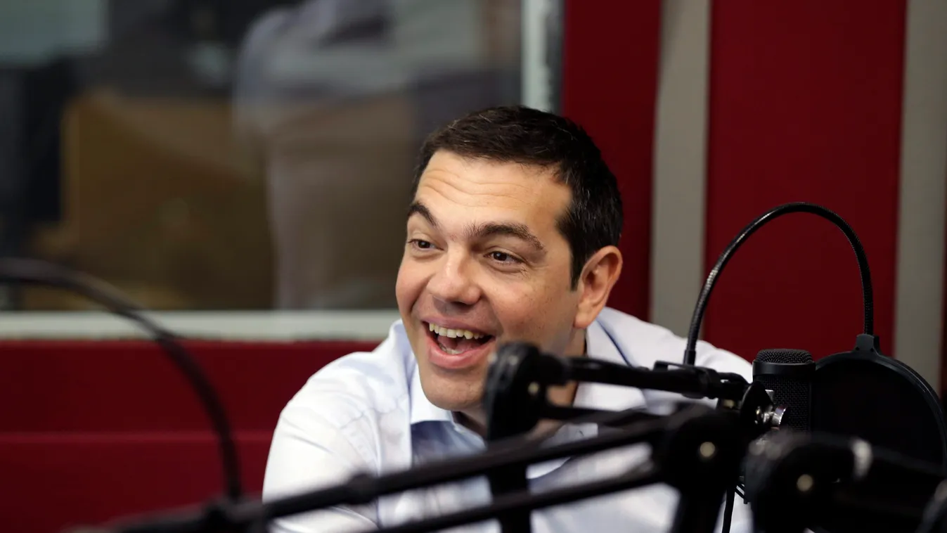 CIPRASZ, Alekszisz Athén, 2015. július 29.
Alekszisz Ciprasz görög miniszterelnök interjút ad a Sto Kokkino 105,5 rádió athéni stúdiójában 2015. július 29-én. (MTI/AP/Thanászisz Sztavrakisz) 