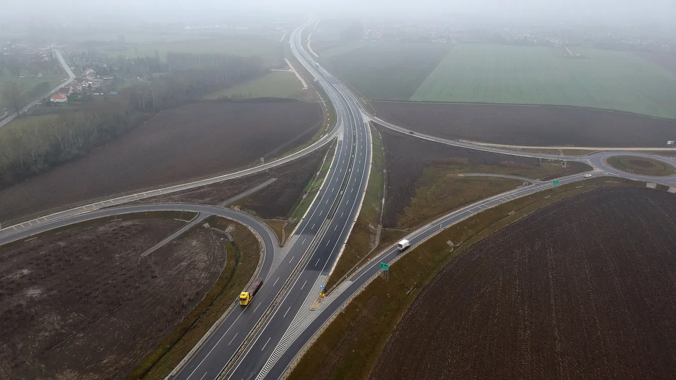 M85-ös gyorsforgalmi út Sopron és Győr között   ÁLTALÁNOS KULCSSZÓ átadás autó avatás felhajtó forgalom gyorsforglami út KÖZLEKEDÉSI ESZKÖZ KÖZLEKEDÉSI LÉTESÍTMÉNY út 
