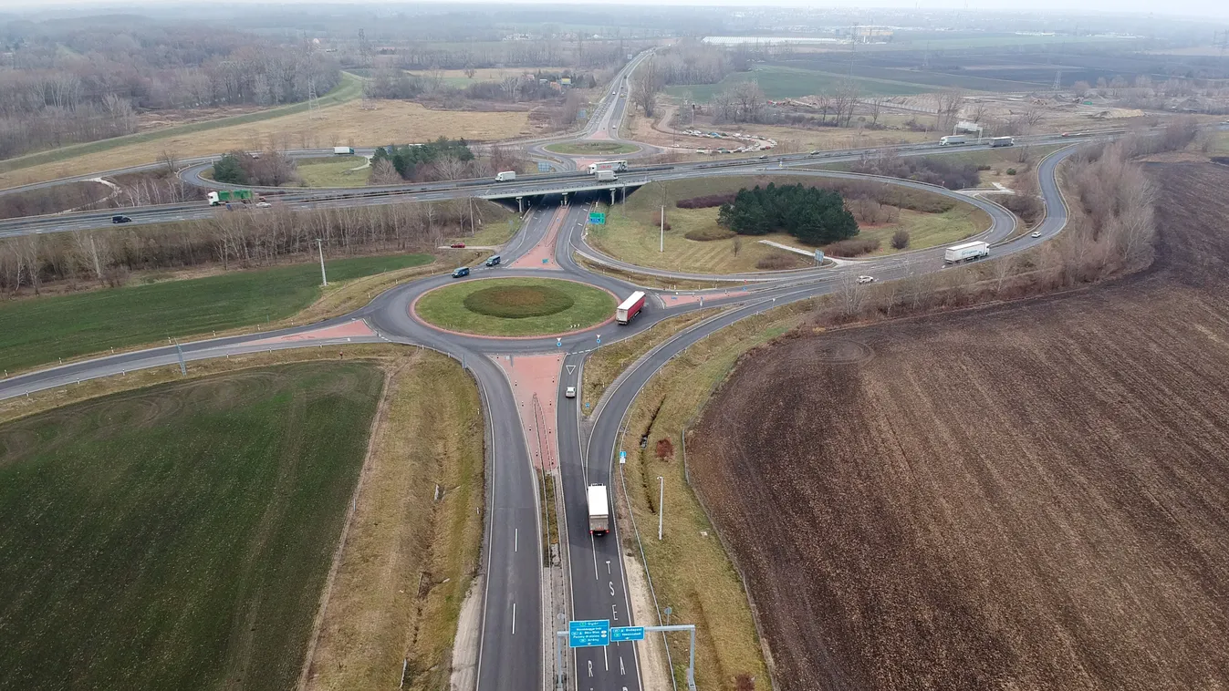 M85-ös gyorsforgalmi út Sopron és Győr között   ÁLTALÁNOS KULCSSZÓ átadás autó avatás csomópont forgalom gyorsforglami út KÖZLEKEDÉSI ESZKÖZ KÖZLEKEDÉSI LÉTESÍTMÉNY út 