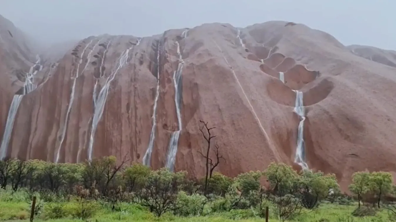 Uluru esőben 