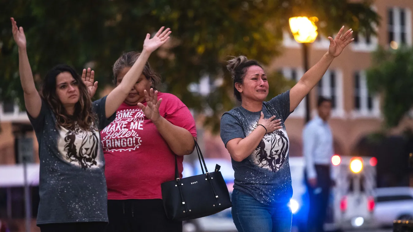 Iskolai lövöldözés, Texas, iskola,  Uvalde, Robb Általános iskola,  
 Mass Shooting At Elementary School In Uvalde, Texas Leaves 21 Dead Including Shooter  24: People become emotional at the City of Uvalde Town Square during a prayer vigil in the wake 