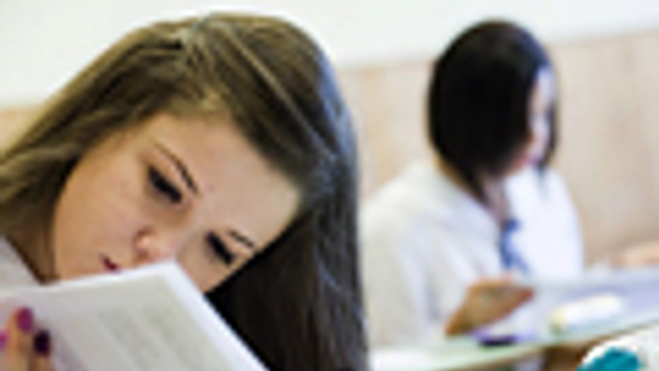Egy diáklány olvassa a feladatsor a magyar nyelv és irodalom írásbeli érettségi vizsgán a nyíregyházi Zrínyi Ilona Gimnáziumban