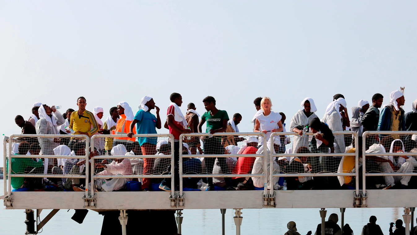 Illegális menekültek a Földközi-tengeren 