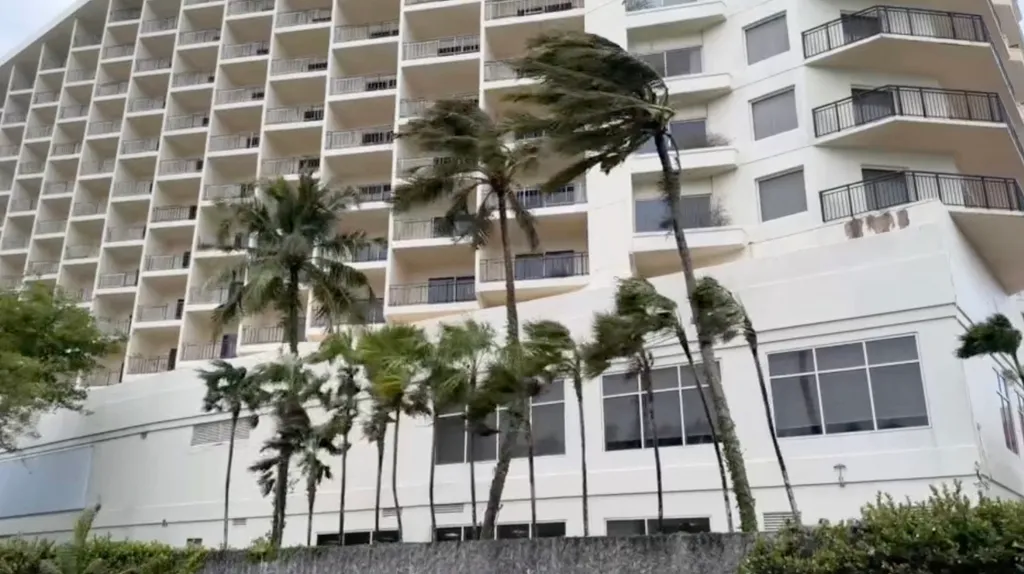 tájfun Tumon öböl Egyesült Államok Guam  Le typhon Mawar fonce sur l'île américaine de Guam dans le Pacifique Horizontal 