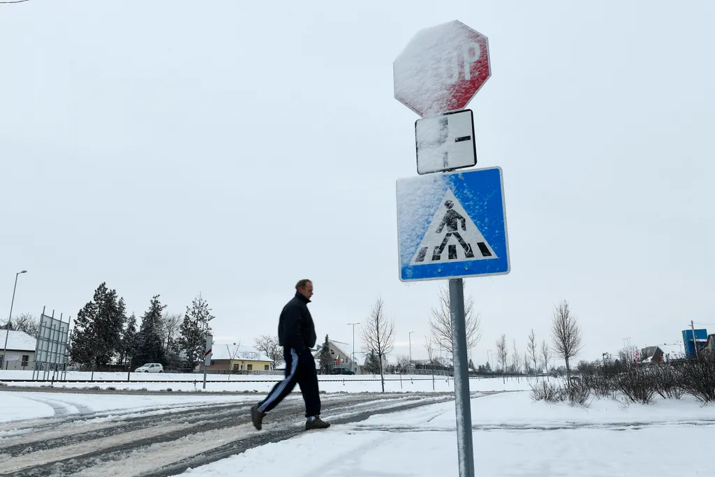 havazás Gyál, 2018. március 18.
Gyalogos sétál a behavazott utcán Gyálon 2018. március 18-án.
MTI Fotó: Koszticsák Szilárd 