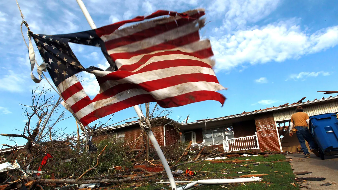 amerikai gazdasági válság, USA, GDP, Szakadt zászló és törmelék Joplinban egy tornádó után