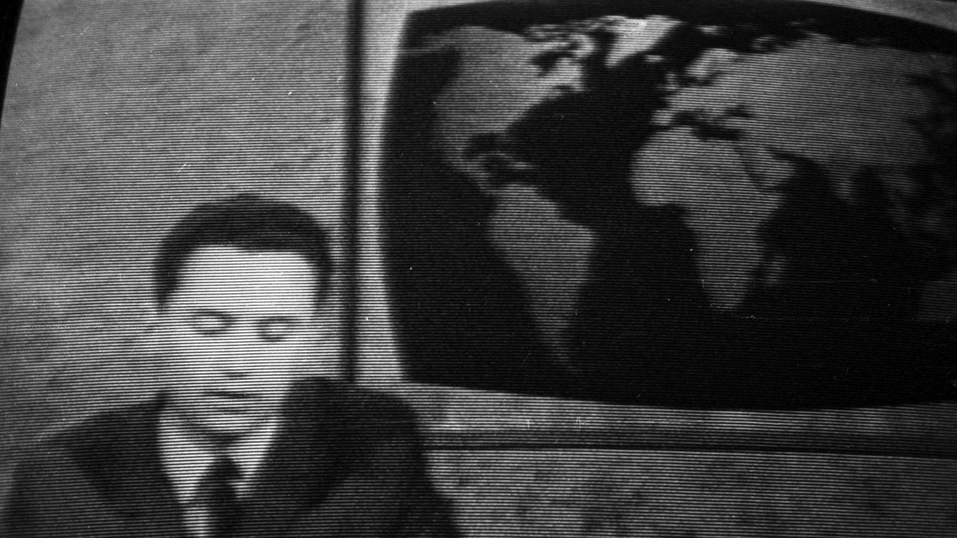 rezsicsökkentés filmhíradó, Tévéhíradó képe 1966-ból, a képernyőn Murányi László tévés szerkeszt&otilde;-riporter. 