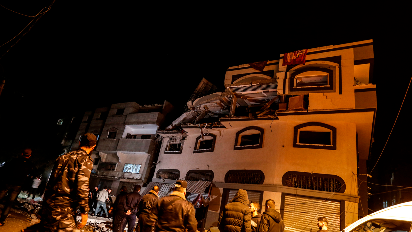 Horizontal Palestinians inspect the damaged house of Islamic Jihad leader Baha Abu Al-Ata  afther an Israeli attack in Gaza city, on November 12, 2019. - Israel's military struck the home of a commander for Palestinian militant group Islamic Jihad in the 