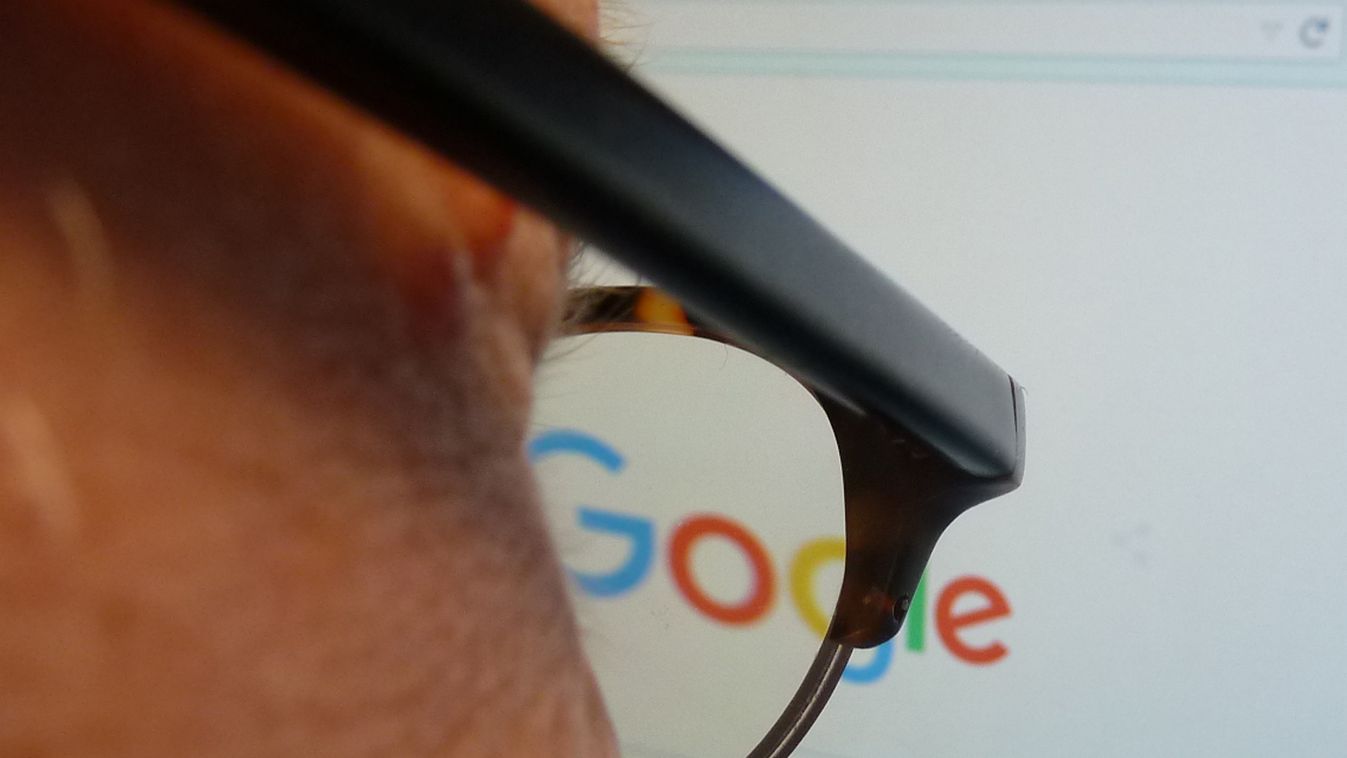 google szemüveges férfi nézi 