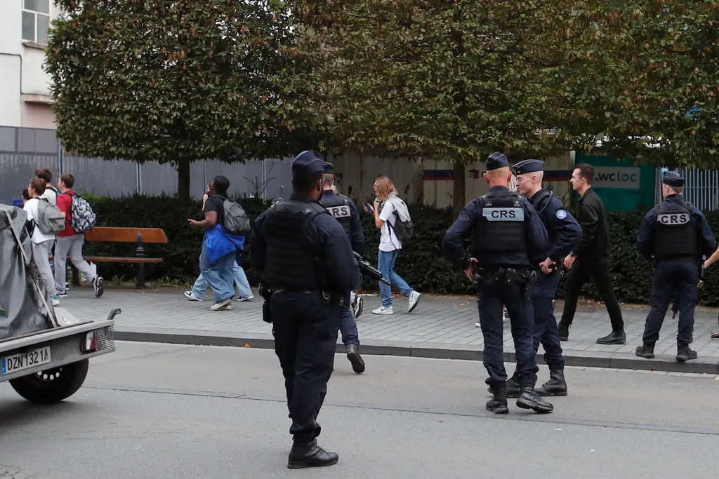 Arras, 2023. október 13.
Rendőrök biztosítják a helyszínt az észak-franciaországi Arras egyik gimnáziumában történt késelést követően 2023. október 13-án. A támadásban egy tanár meghalt és további két ember, egy másik tanár súlyosan, valamint egy konyhai 