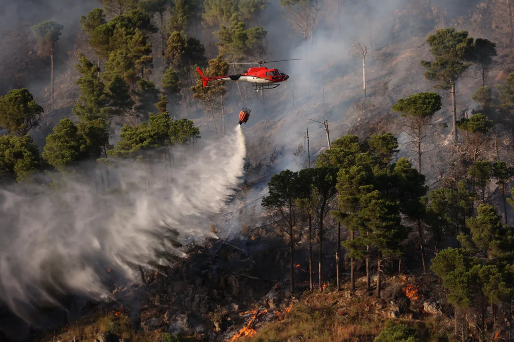 Pusztító erdőtűz Szicília Wildfire continues in Sicily 2023,air,area,extinguish,fire,Firefighter,firefighters,forest,It Horizontal 