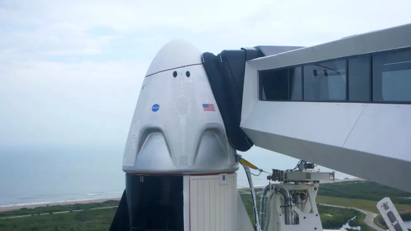 Cape Canaveral, 2020. május 27.
A SpaceX amerikai űrkutatási magánvállalat által közreadott, videofelvételről készített képen a társaság Crew Dragon személyszállító űrhajója egy Falcon 9-es hordozórakétával összekapcsolva a Cape Canaveral-i Kennedy Űrközp