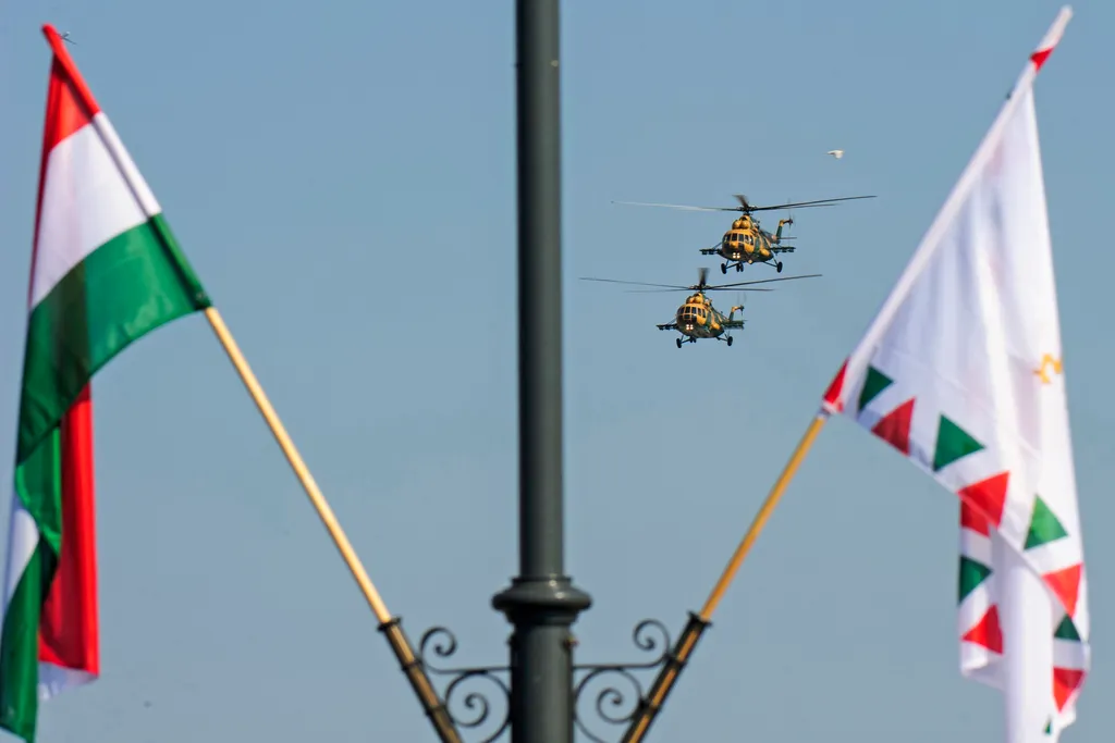 A magyar légierő Mi-17 típusú helikopterei a Duna felett a vízi és légi parádén 2018. augusztus 20-án, a nemzeti ünnepen (illusztráció). 