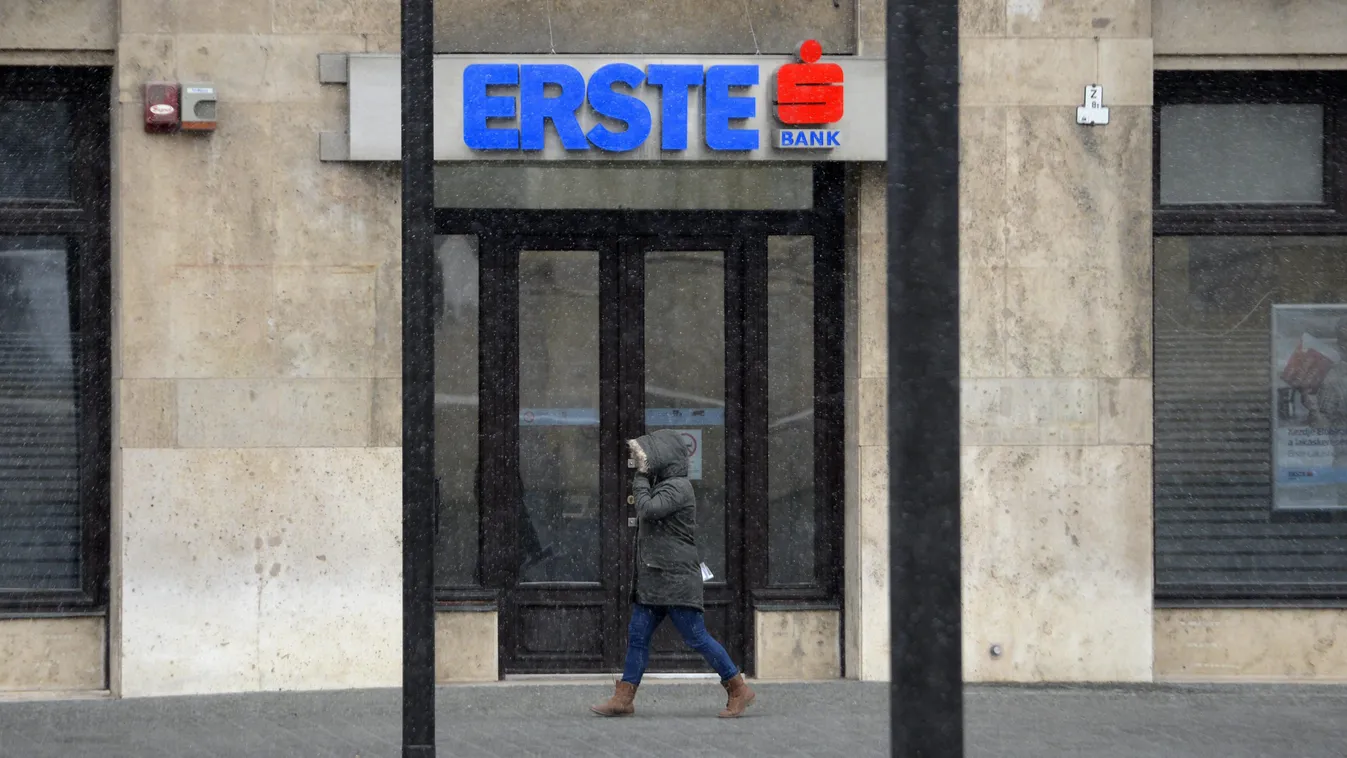 bankfiók bejárat embléma ÉPÜLET felirat FOTÓ ÁLTALÁNOS járókelő SZEMÉLY SZIMBÓLUM Budapest, 2015. február 9.
Az Erste Bank emblémája Budapesten, a pénzintézet Kossuth Lajos téri fiókjánál 2015. február 9-én. Tőkeemeléssel 15-15 százalékos tulajdonrészt sz