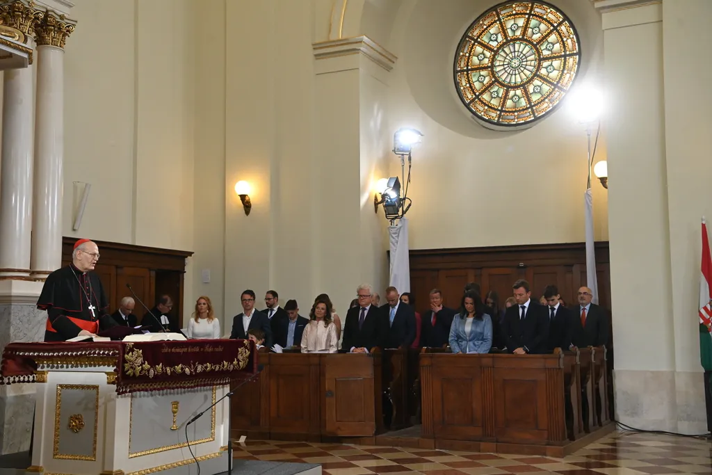 NOVÁK Katalin; ERDŐ Péter Katalin Novák Katalin, beiktatási ceremónia,új köztársasági elnök, 2022.05.14., budapesti Kálvin téri református templom, Ökumenikus istentisztelet, 