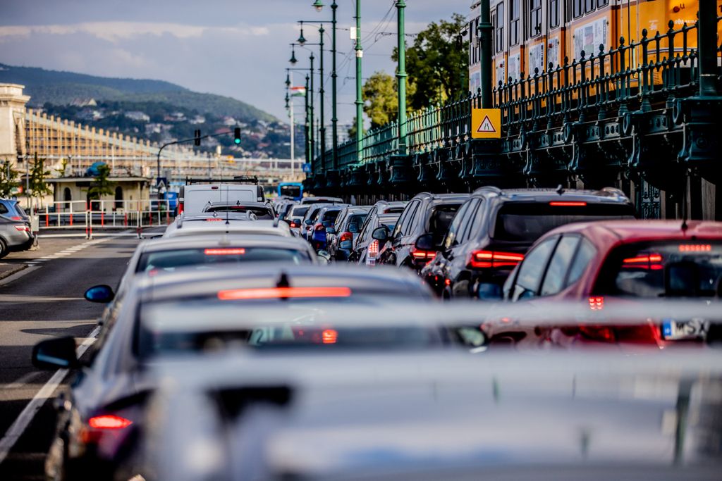 dugó, közlekedés, forgalom, autó, belváros, Budapest, Erzsébet híd, pesti rakpart, 2021.09.01. 