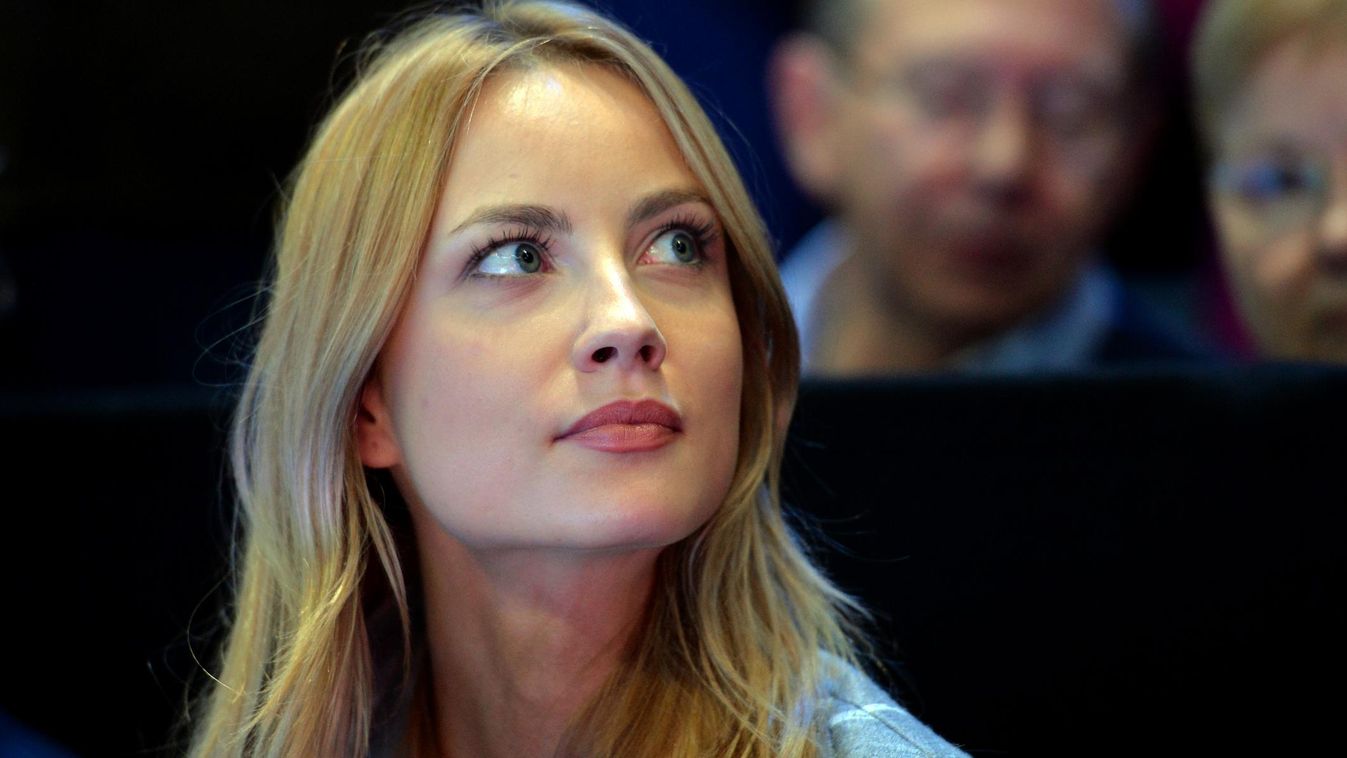 Czech Republic's Tomas Berdych's girlfriend, model Ester Satorova, attends his Group A singles match against Serbia's Novak Djokovic on day six of the ATP World Tour Finals tennis tournament in London on November 14, 2014. AFP PHOTO/GLYN KIRK 