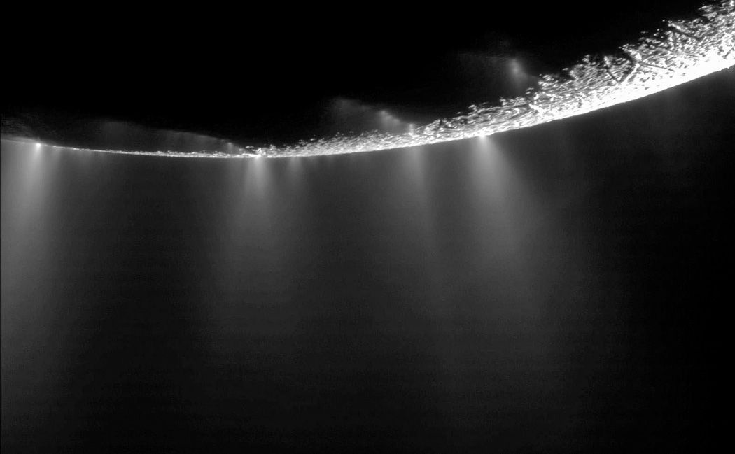 A Szaturnusz körül  keringő Cassini amerikai űrszonda által készített kép a Szaturnusz holdjának, az Enceladusnak a déli sarkából gejzírszerűen kilövellő jégdarabkákról és vízgőzről