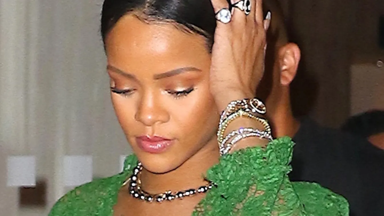 Rihanna meztelen mellekkel new yorkban 