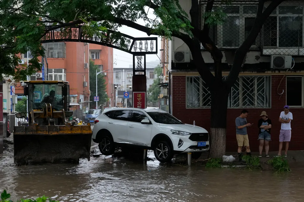 halálos áldozat peking esőzés Doksuri tájfun
A Doksuri tájfun okozta árvíz által elsodort autó a nyugat-pekingi Mentugu kerületben 2023. augusztus 1-jén. A hatóságok közlése szerint a kínai fővárosban már 11 halálos áldozata van a heves esőzéseknek és 27 