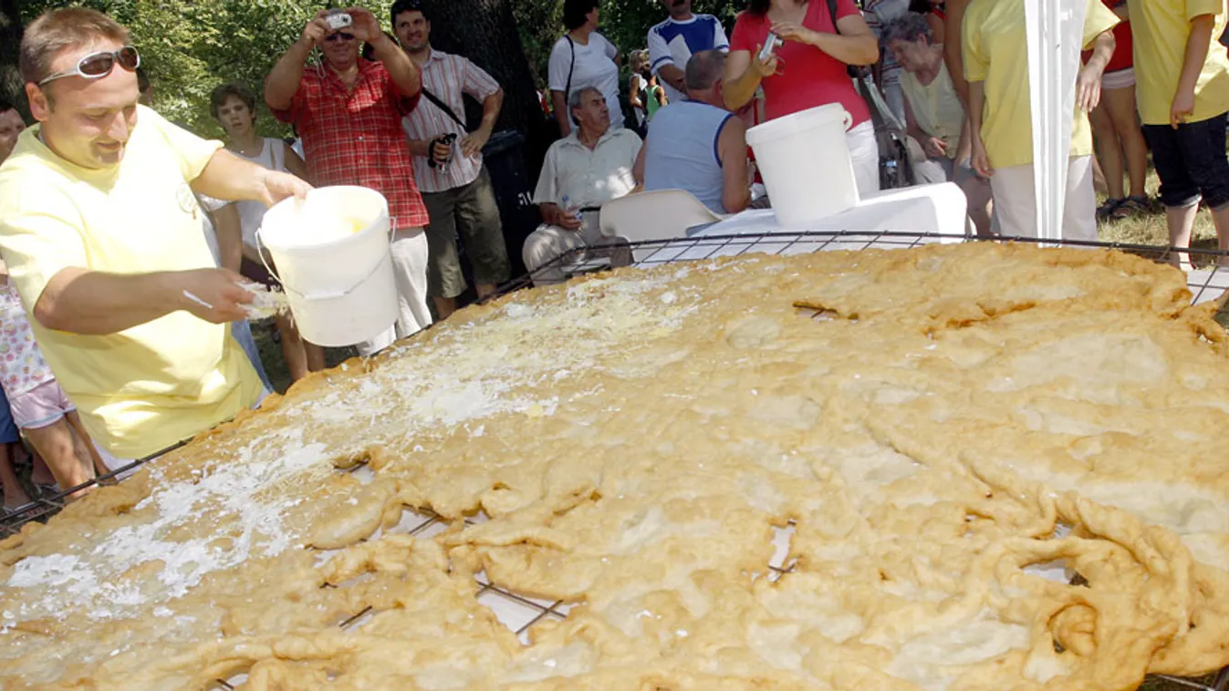 lángos, sajttal szórják a tótkomlósi óriáslángost 