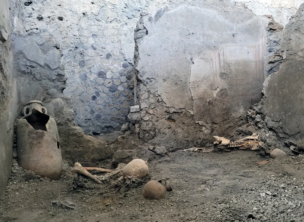 Pompeji, ásatás, régészet, Olaszország
A Pompeji Régészeti Park által 2023. május 16-án közreadott kép két feltehetőleg férfi csontvázról, amelyeket a közelmúltban találtak meg az oldalukon fekve a pompeji Casti Amanti épületegyüttes leomlott fala alatt. 