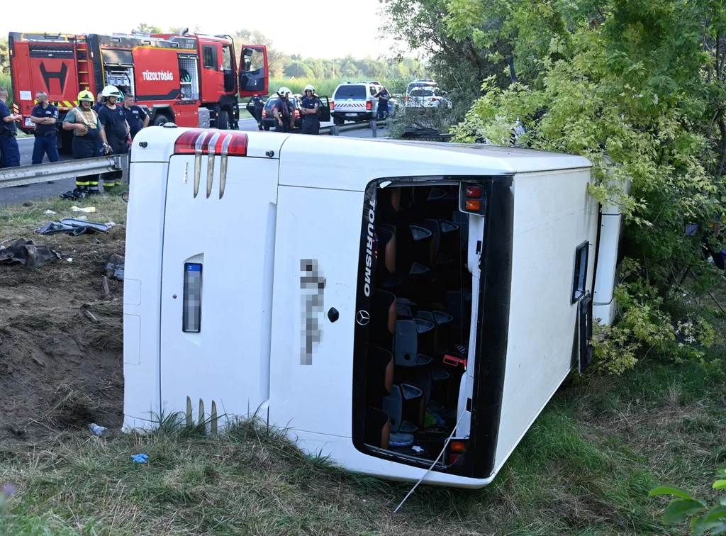 busz, baleset, Felborult egy busz az M7-esen, nyolc ember meghalt,  autóbusz az M7-es autópálya Szabadbattyán 