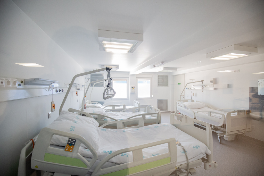 A 150 beteg befogadására alkalmas mobil járványügyi kórház a Kiskunhalasi Országos Büntetés-végrehajtási Intézet területén 