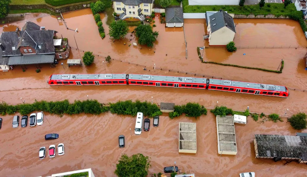 42 ember életét vesztette. 2021.07.16. Kordel, 2021. július 16.
Vasúti szerelvény rekedt a Kyll folyó megáradt vizében a Rajna-vidék-Pfalz tartományban fekvő Kordel településen 2021. július 15-én. 