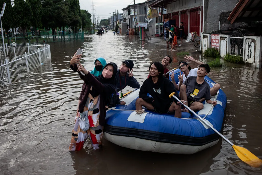 áradás, áradások, indonézia, Ciliwung, Jakarta, 2023. 02. 28. 