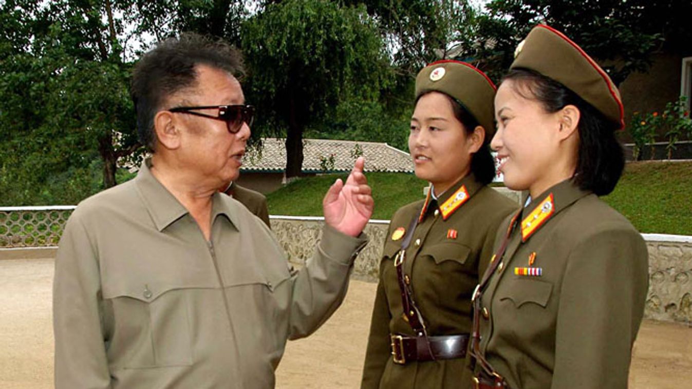 Észak-Korea és a szex, koreai katonanők és Kim DzsongIl néhai vezető a koreai állami média felvételén 