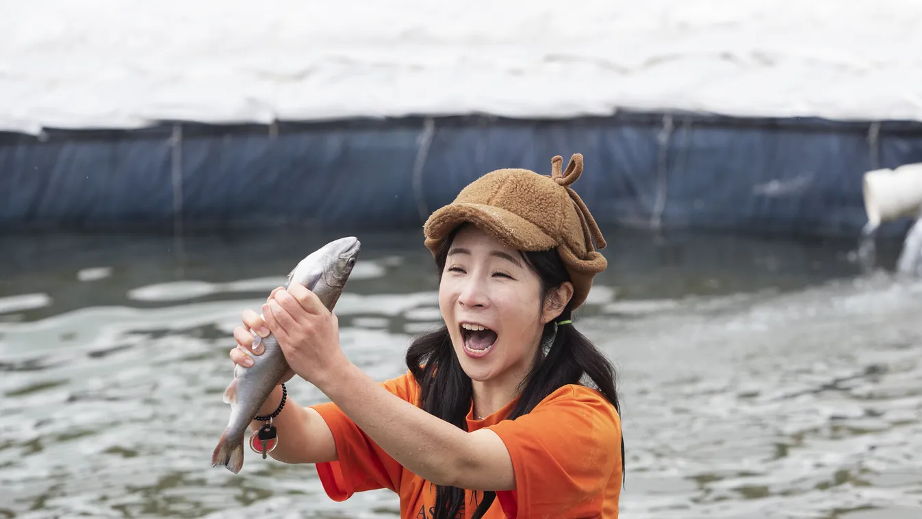 Kép leírása:Jéghorgászat téli fesztivál Dél-Korea  Hwacheon Sancheoneo Ice Festival in South Korea festival hwacheon sancheoneo ice festival hwacheon-gun ice festival 