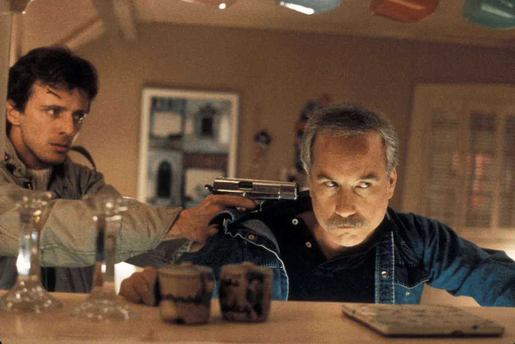 Stakeout (1987) usa Cinema menace Threat pistolet revolver (arme weapon) Horizontal 