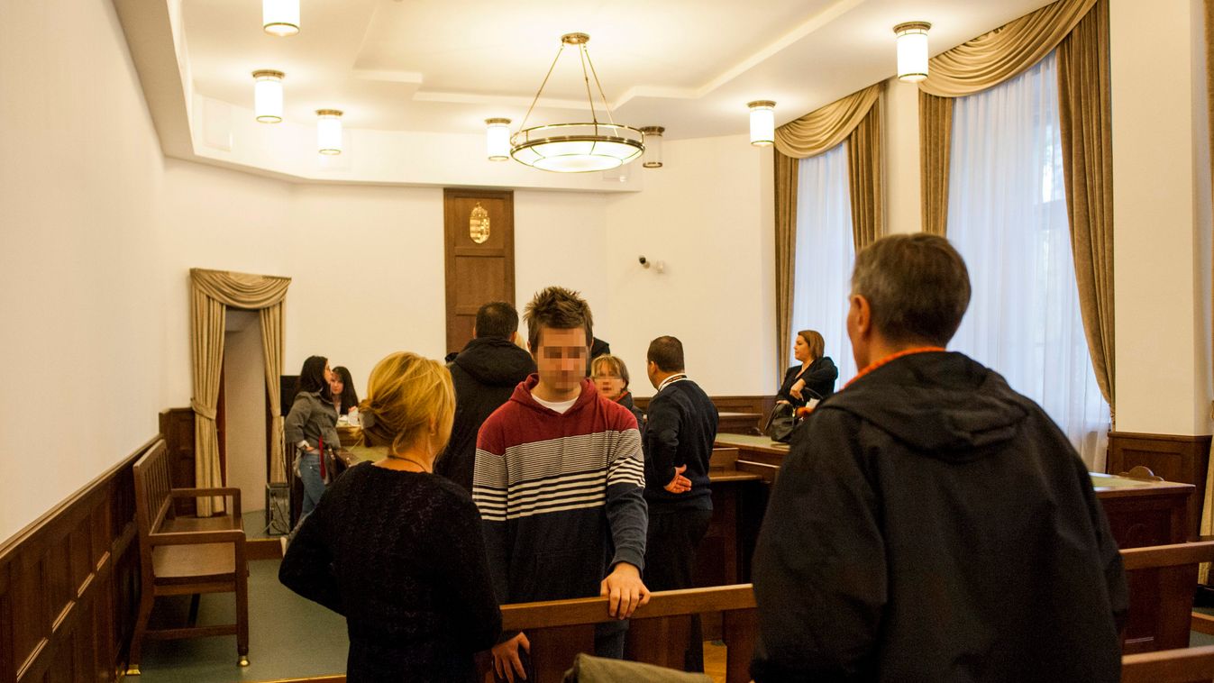 Budapest, 2014. október 29.
Az internetadó elleni október 26-ai tüntetésen őrizetbe vett hat gyanúsított egyike, G. Antal (k) a Pesti Központi Kerületi Bíróság tárgyalótermében 2014. október 29-én. A bíróság úgy döntött, hogy rendes eljárásban tárgyalja a