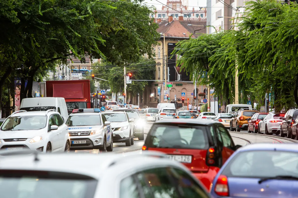 iskolakezdés, iskola, szeptember 1, maszk, diákok, sulikezdés, forgalom közlekedés dugó Budapest Margit körút 