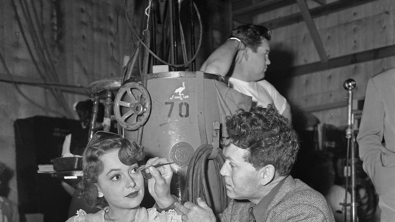 HAVILLAND, Olivia de Los Angeles, 2020. július 27.
1946. július 21-én, a Kisiklott élet (To Each His Own) című film forgatásán, sminkelés közben készített kép Olivia de Havilland kétszeres Oscar-díjas brit-amerikai-francia színésznőről, aki 2020. július 2