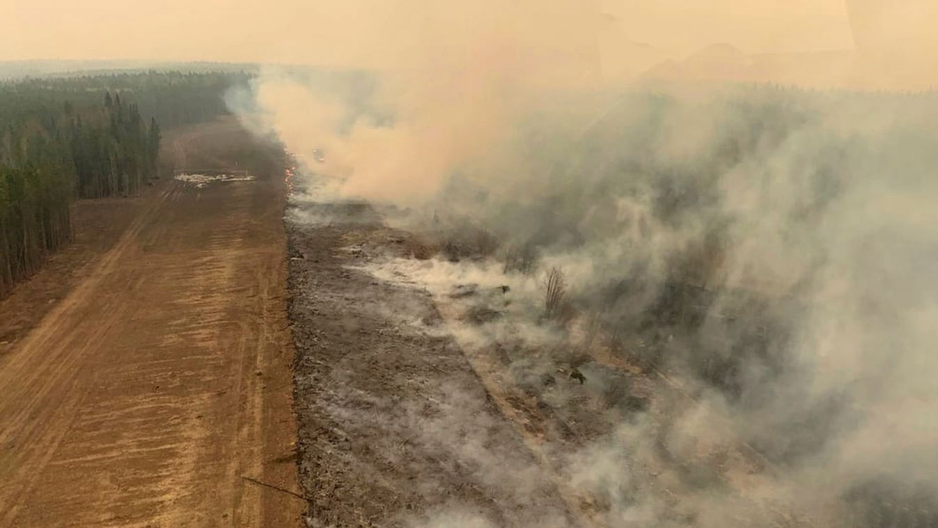Grande Prairie körzet, 2023. május 8.
Az albertai tűzoltóság által közreadott felvételen erdőtűz pusztít a kanadai Alberta tartományban, Edson város közelében 2023. május 6-án, amikor az erdőtüzek miatt szükségállapotot rendeltek el a tartományban. A máju