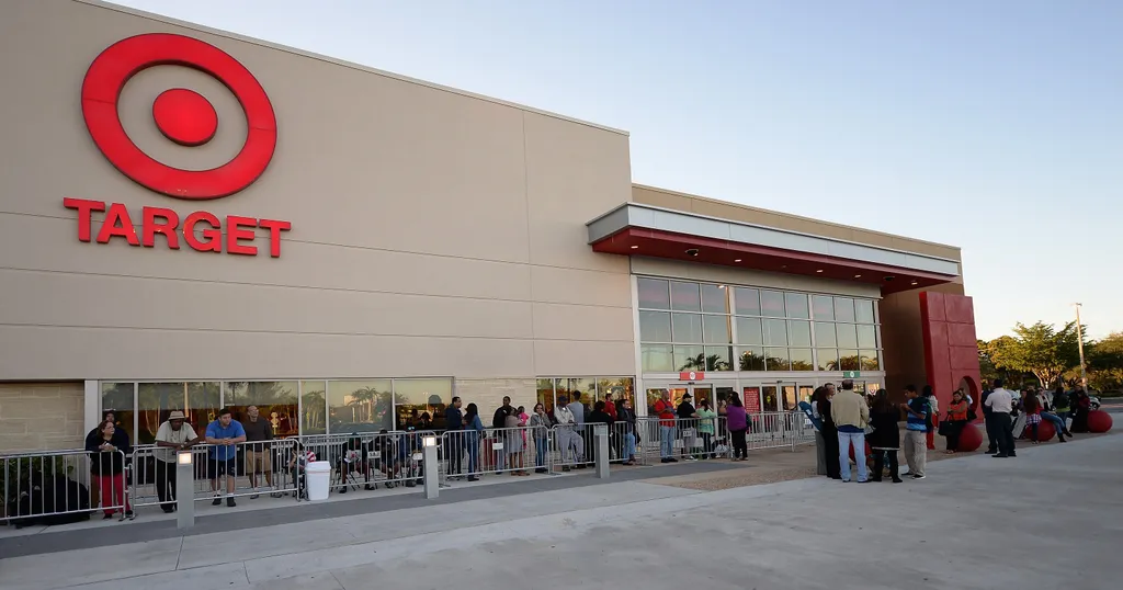 Black Friday, akció, Black Friday At Target Dadeland South In Miami GettyImageRank3 Black Abundance USA Florida - USA Miami Arts Culture and Entertainment Guest shopped Dealing doorbuster Gulf Coast States Target Dadeland South Horizontal panoramic TARGET