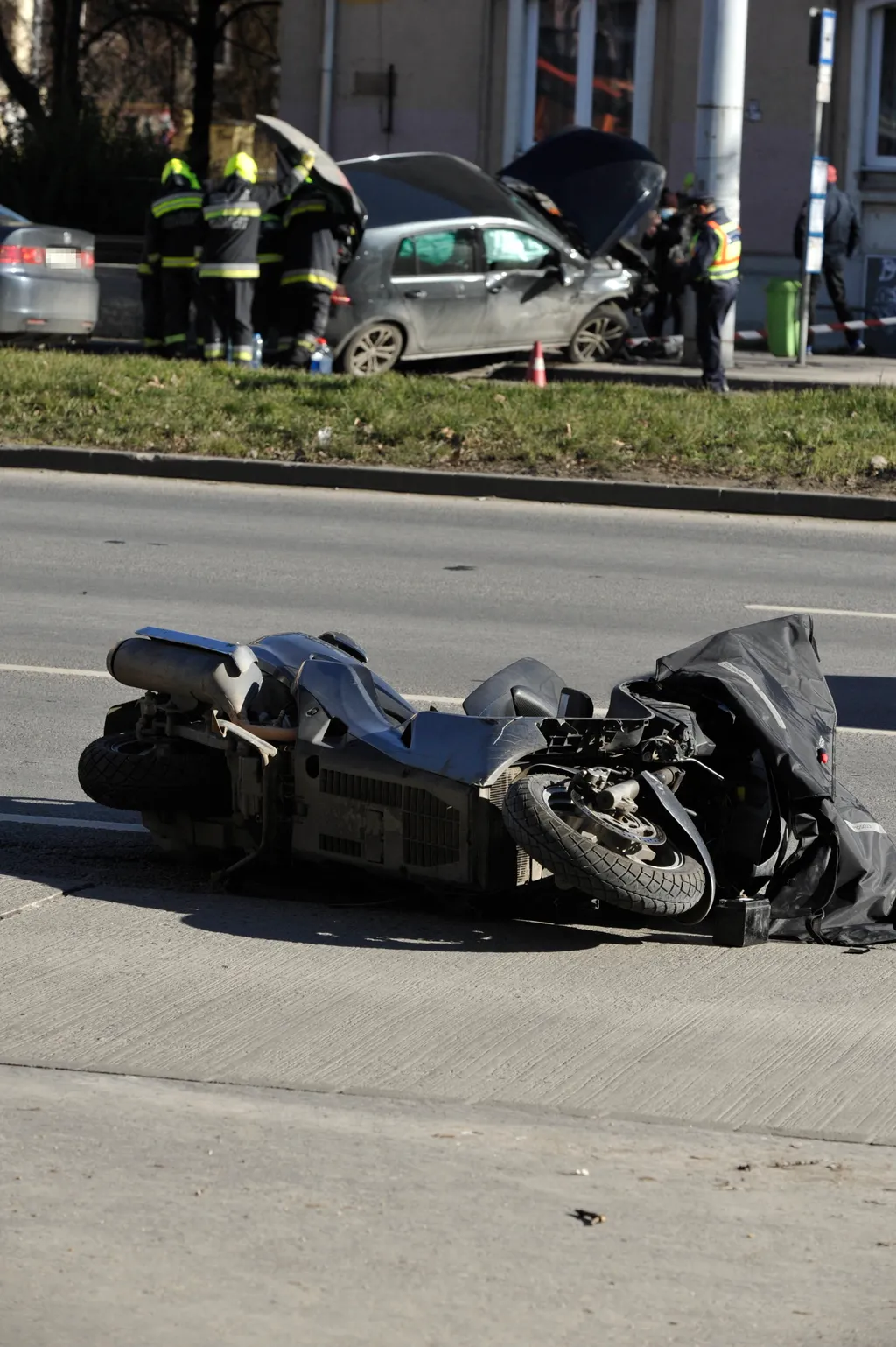 Karambolban életveszélyesen megsérült egy motoros a főváros III. kerületében 2021.02.01. 