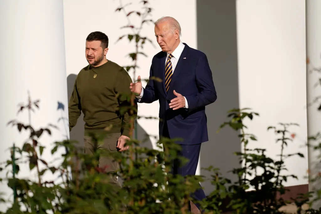 BIDEN, Joe; ZELENSZKIJ, Volodimir Washington, 2022. december 21.
Volodimir Zelenszkij ukrán elnök (b) és Joe Biden amerikai a washingtoni Fehér Ház Ovális irodájába megy az oszlopos tornácon 2022. december 21-én. Az Ukrajna ellen Oroszország által február